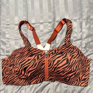 Victoria’s Secret 40D Incredible Knockout Ultra Max sports bra leopard print